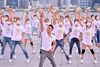 5月初，郭富城举行全球网上直播《郭富城鼓舞•动起来网上慈善演唱会》，为专业舞蹈员及电影幕后基层工作者筹募抗疫经费。