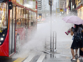 天文台發出黃色暴雨警告信號。資料圖片