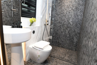 浴室采独立淋浴间设计，保持乾湿分离。（1座28楼B室经改动连装修示范单位）