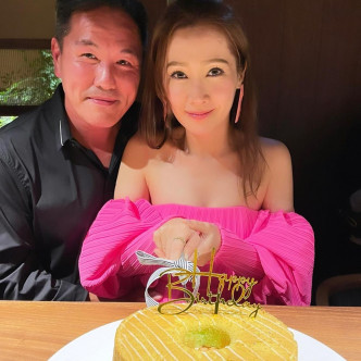 Jade同老公杨长智切蛋糕。