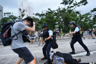 有示威者与警察爆发冲突
