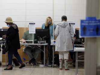 選民大排長龍有人排了4小時才投到票。AP