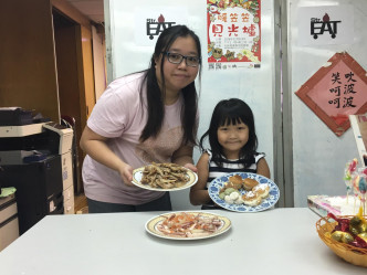 阿欣会在墟市中售卖鸡翼尖、鱿鱼须、泡芙等小食。徐子琪摄