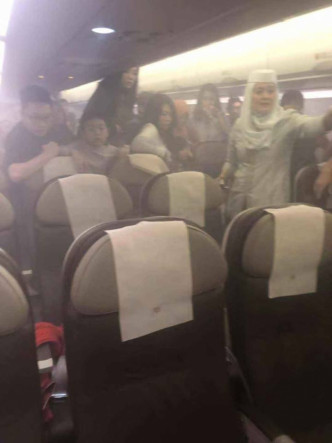 汶莱客机有乘客的充电装置冒烟起火。网上图片
