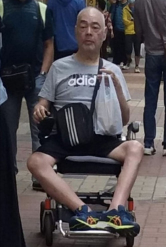 之前張偉文被網民影到坐輪椅出外購物，驚見暴瘦出現「筷子腳」。