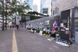 政府總部外有人放置抗議紙牌及鮮花。