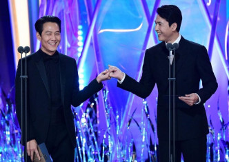 李政宰與鄭雨盛出席青龍獎頒獎禮，在台上大搞氣氛。