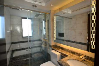 浴室以雲石鋪設，配以黃光照明，感覺時尚柔和。