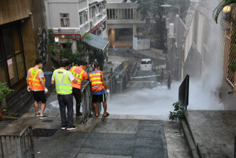 水務署派員到場關水掣及搶修。