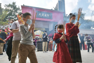 大批市民到車公廟上香祈福。