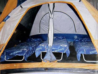 亂倫家庭居住在野地的帳篷營地。 網圖