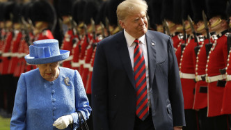 特朗普去年访问英国曾经与英女皇会面。AP图片