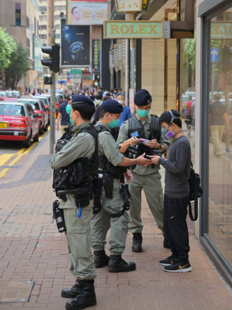 防暴警察在铜锣湾巡查。