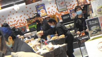众人转战另一间超市，小肥又自己一个离队拣面包。