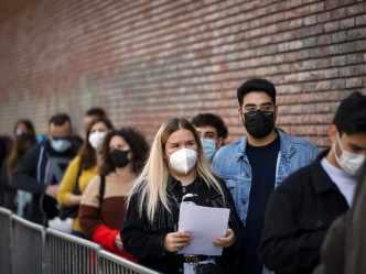 西班牙已經歷逾一年嚴格封鎖，人們期待這場音樂會能成功。AP圖片