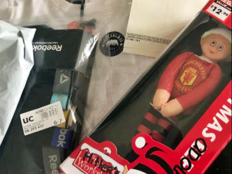 英國一名母親透過運動用品公司買了英超豪門球隊曼聯的商品，準備給她5歲的兒子作聖誕禮物。網圖
