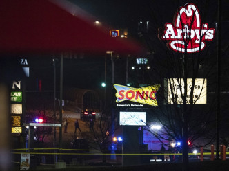 警方当时接到有人报案，指快餐店外有一辆货车上有炸弹。网图