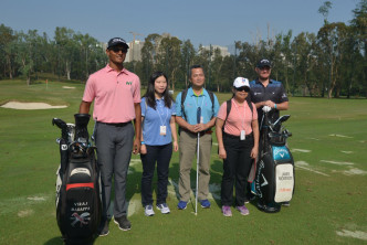 香港盲人體育總會的視障高爾夫球球手透過賽事導賞員，口述講解「觀賞」賽事及練習打高球。梁譽東攝