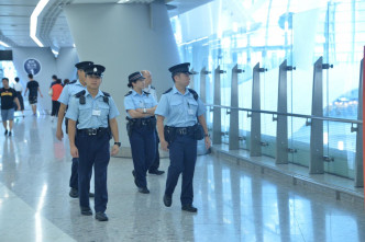 西九龙站有警员加强巡逻。