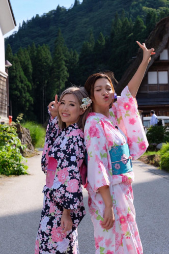 节目中两人著住和服扮可爱日本妹。