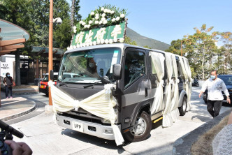 完成大殓后灵车抵达歌连臣角火葬场。