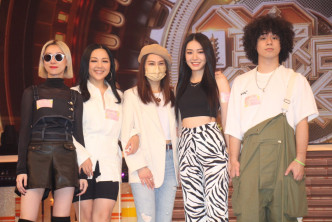 众歌手为明晚TVB节目《万众同心公益金》彩排。