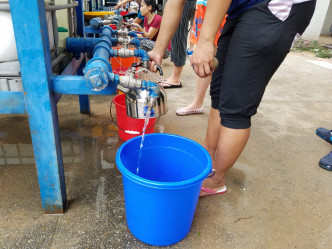 水務署安排水車及水缸供應食水給居民。