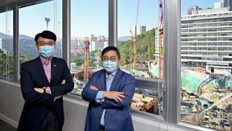 葵涌医院行政总监阮家兴(左)和高级职业治疗师朱汉威(右)。
