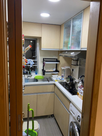 廚房設上下兩組曲尺廚櫃，收納空間充裕。