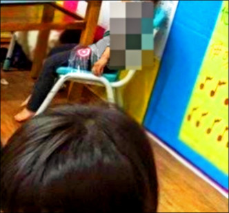 老師為其他小朋友拍照時，不慎將小孩拍入鏡。