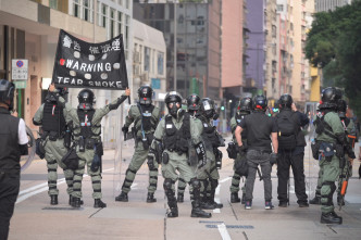 防暴警察發射催淚彈驅散。