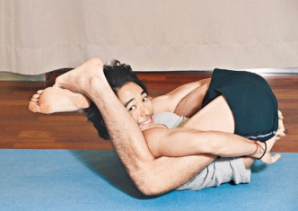 身为瑜伽导师的Alex练瑜伽练到出神入化，仲不时于镜头前晒软骨功。