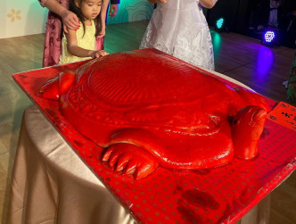 白冰冰送赠红色巨型寿龟凤片糕作贺礼，寓意儿孙满堂跟喜气传递。