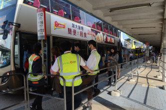 九巴车长疑红隧口埋站与城巴职员争执，期间一度有人驶走巴士。资料图片