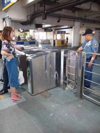 中國女留學生向菲律賓警員潑豆腐花。網上圖片