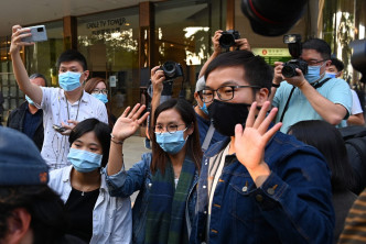 新聞部裁減40人，中國組總辭抗議。