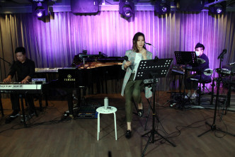 日前下午，朱紫娆为「头条娱乐fb专页」开Live现场演绎新歌《花.醉》。