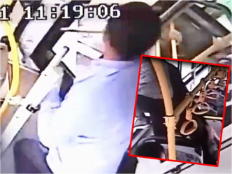 江苏南通有巴士司机为了追截小偷，下车狂奔400多米。影片截图