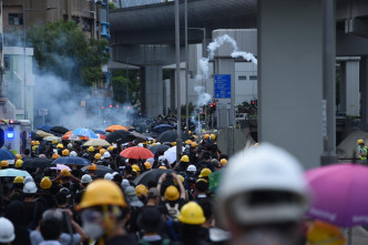 警察施放多枚怀疑催泪烟驱散示威者。
