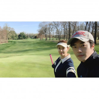 兩人日前先打完高爾夫球。