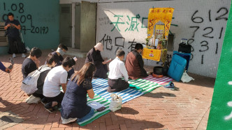祭壇設於佛教志蓮小學對開的尚德停車場外。