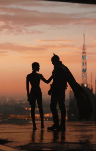 蝙蝠俠和貓女上演浪漫場面。