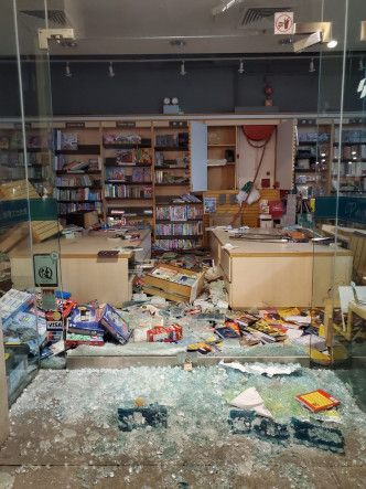 東涌有中資書店被破壞。