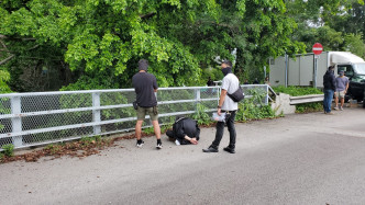 警方於新田截車拘捕四名男子。