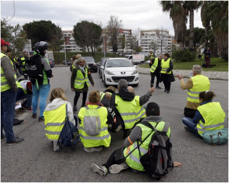在马赛有示威者坐在路面阻塞交通。AP