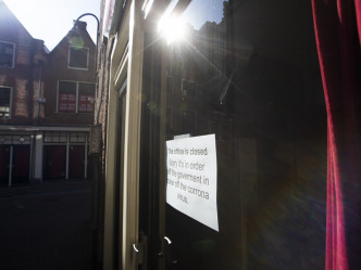 荷蘭政府耳早前已下令學校停課食肆及咖啡室暫停營業。AP