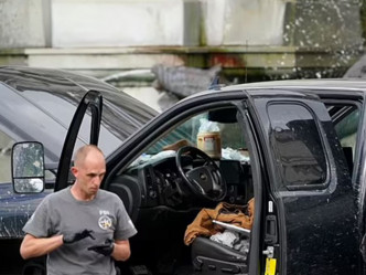 警方在羅斯伯里的車上搜查。美聯社圖片