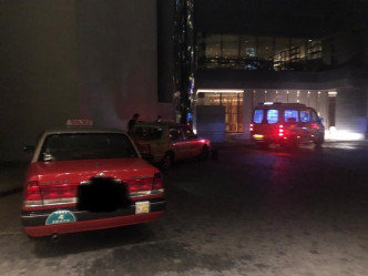 警蘭桂坊拘3名司機涉濫收車資。警方提供圖片