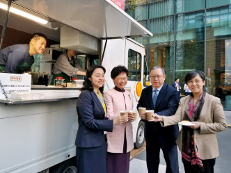移居日本開設茶餐廳的港人區紹聰在展場外設置兩輛美食車。　