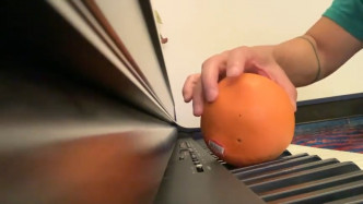 用橙弹琴。